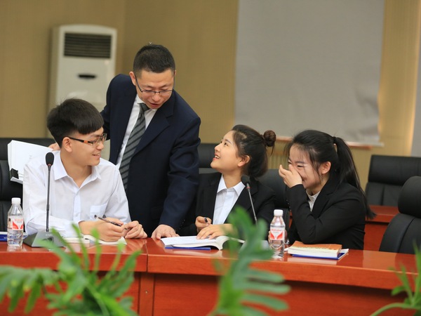 教师辅导学生.JPG